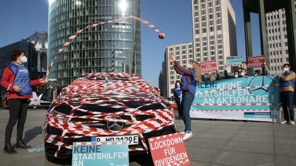 Aktivisten protestieren auf dem Potsdamer Platz in Berlin.