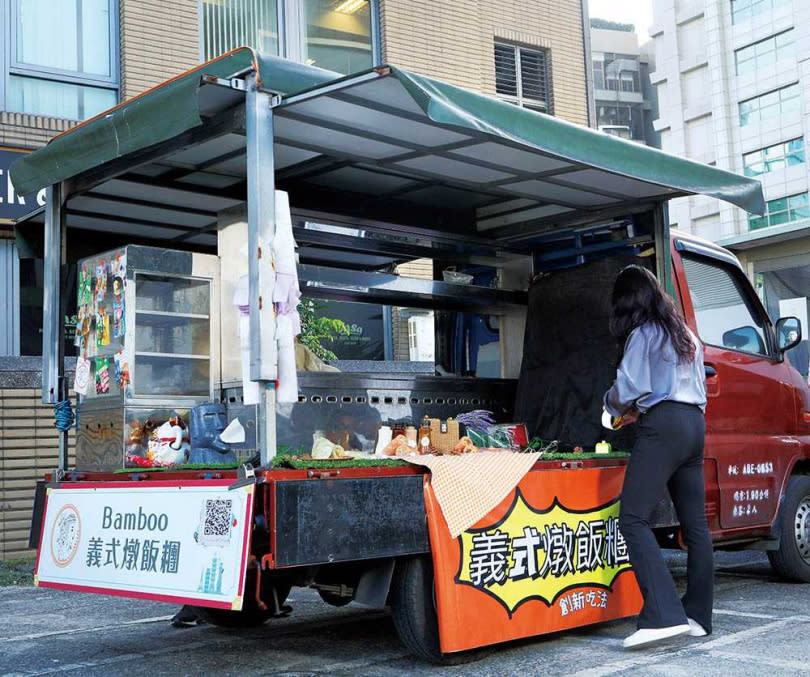 平日早上「Bamboo義式燉飯糰」會在內科停車場擺攤，周末偶爾受邀參加市集活動。（圖／于魯光攝）