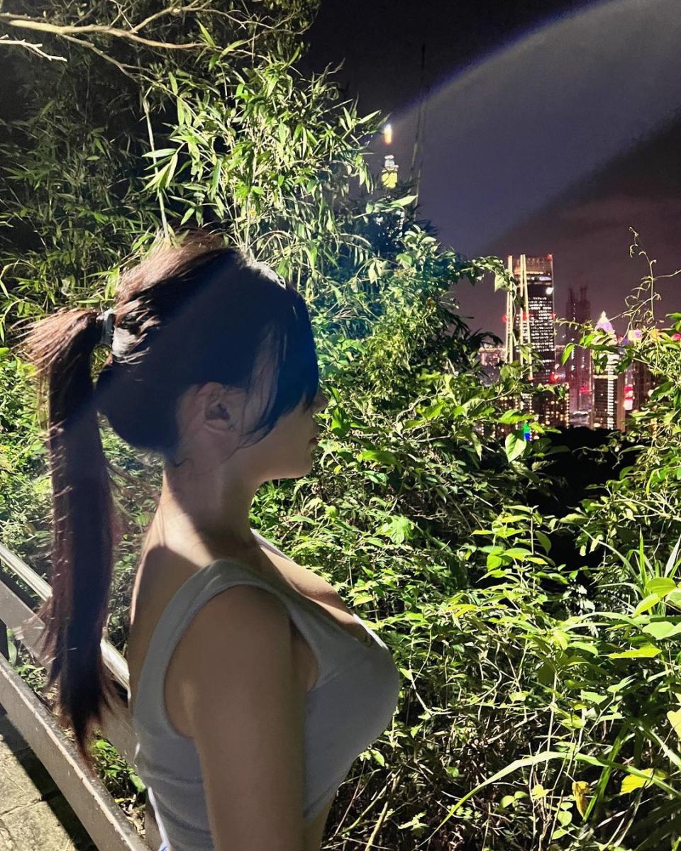 其中第4張遠眺夜景的側身照，渾圓雙峰讓網友全噴鼻血。（圖／翻攝自綠肥兒IG）