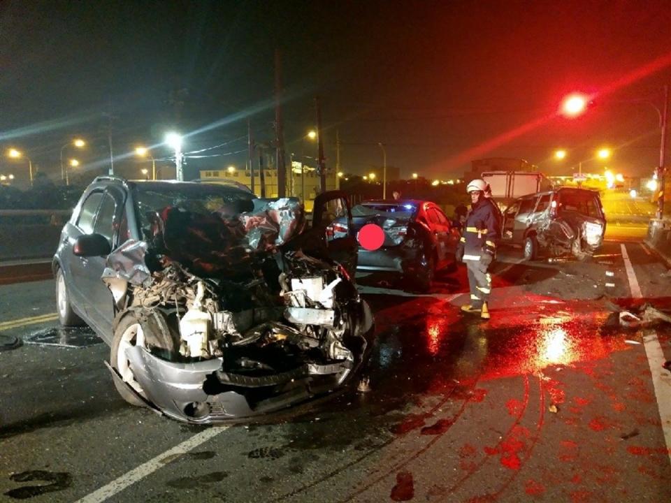 自小客車頭毀損，氣囊爆開，休旅車車尾也嚴重凹陷。( 嘉義市消防局提供）