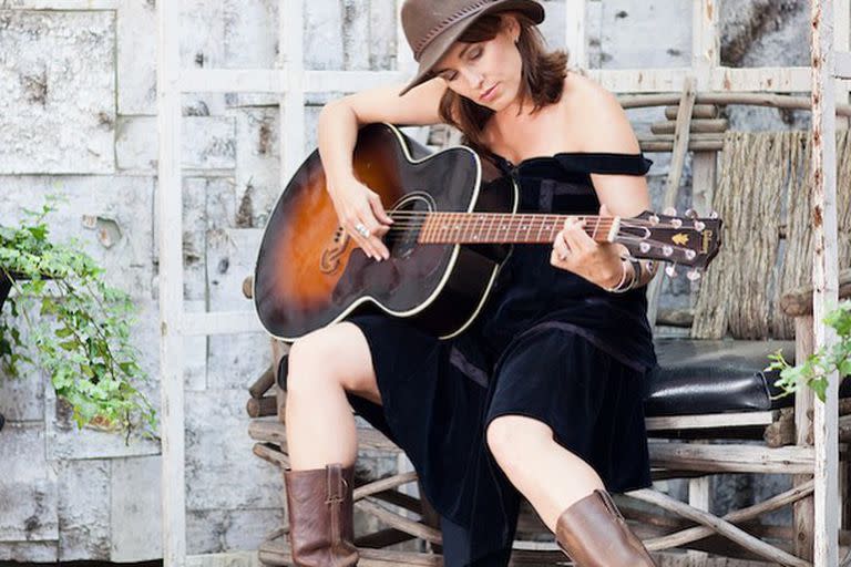 Amy Jo Johnson tiene su propia banda de música country