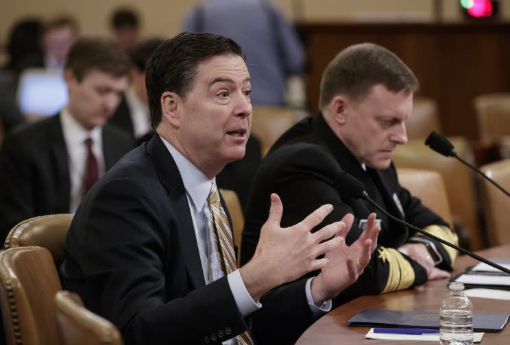 FBI-Direktor James Comey (vorne) und NSA-Chef Michael Rogers sagen vor dem Kongress aus (Bild: AP Photo/J. Scott Applewhite)