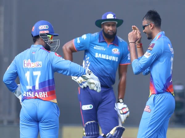 DC players celebrate the fall of an MI wicket. (Photo: Twitter/IPL)