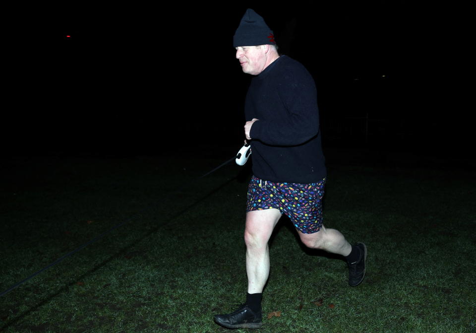 El Primer Ministro británico fue captado corriendo así por St James's Park, en Londres. (Foto: REUTERS/Hannah McKay)