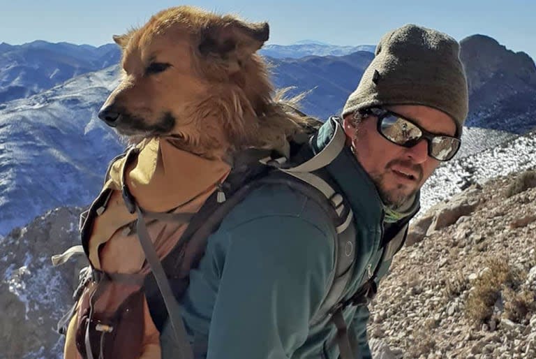 Ignacio Lucero, uno de los andinistas que murió escalando el cerro Marmolejo, con su perro Oro 