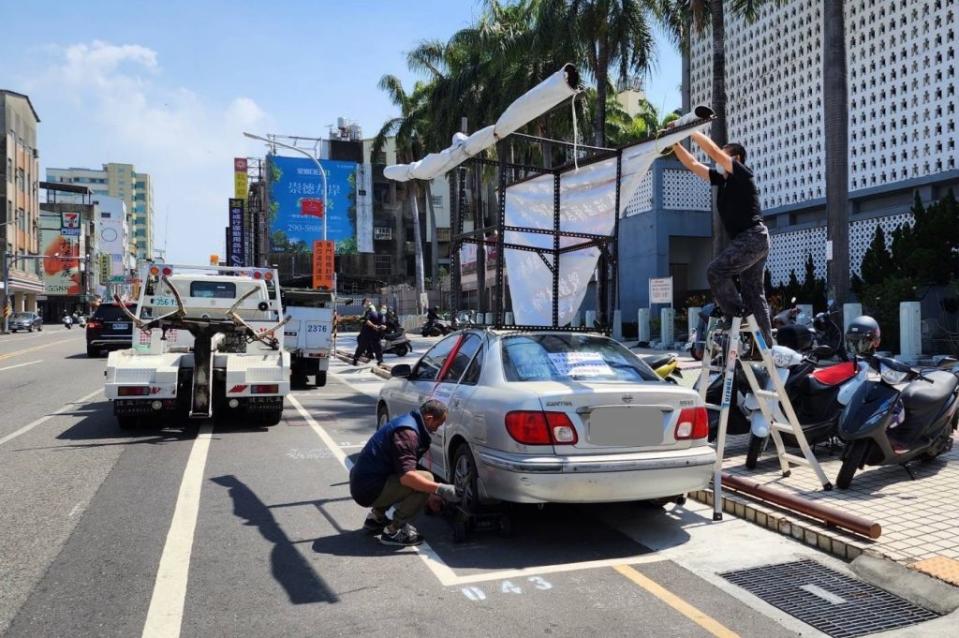 府前路台銀前又停兩輛抗議廣告車，被強制拖吊。（記者葉進耀翻攝）