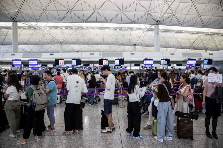 Los pasajeros esperan a ser facturados en el Aeropuerto Internacional de Hong Kong el 19 de julio de 2024