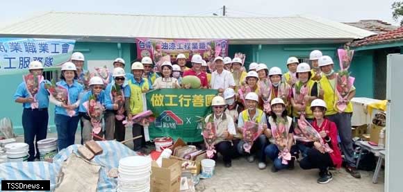 南市勞工局做工行善團母親節持續出勤 市長夫人送花感謝志工善行。（記者李嘉祥攝）