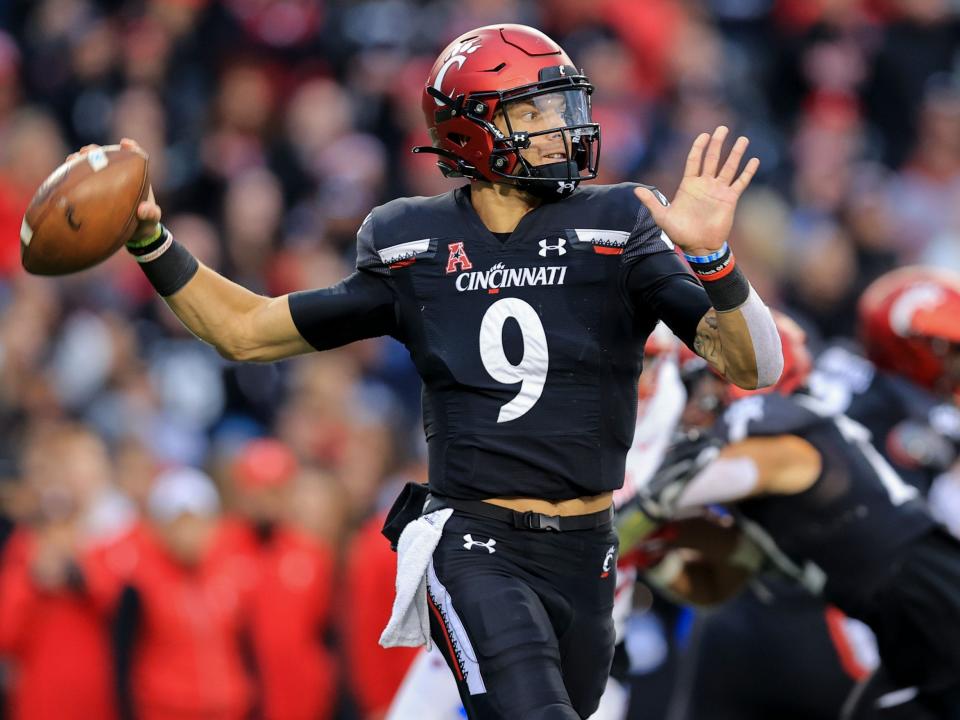 Cincinnati quarterback Desmond Ridder (9) throws a pass against SMU.