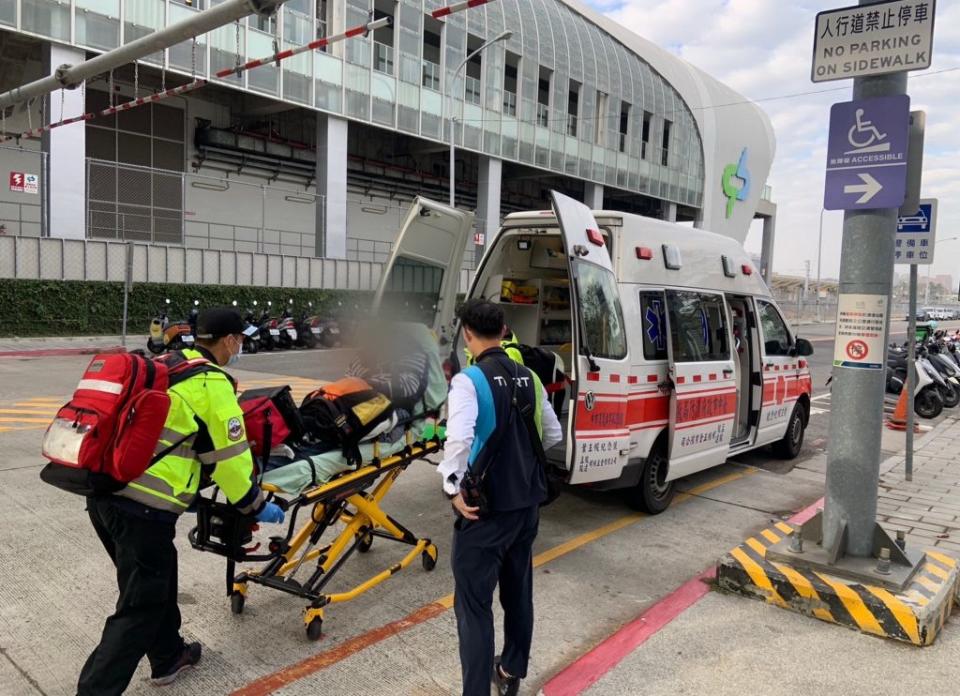 酒醉客嘔吐整地，旅客通報警方，捷運警察獲報幫叫救護車送醫。（記者陳金龍翻攝）