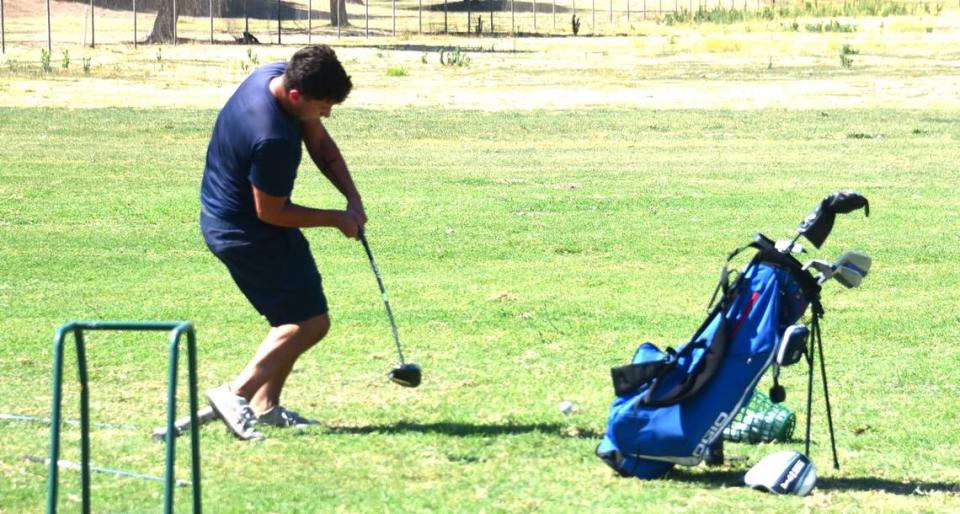 Justin Danel, de Atwater, practica en el campo de prácticas del Rancho Del Rey Golf Club, en Atwater, California, el martes 30 de julio de 2024.