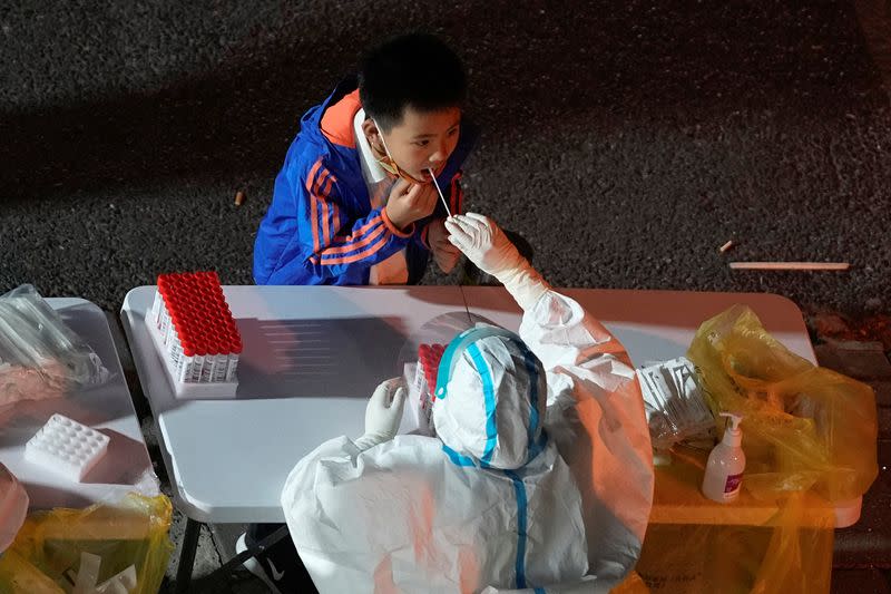 FOTO DE ARCHIVO. Un niño se somete a la prueba de la enfermedad por coronavirus (COVID-19) en un centro de pruebas de ácido nucleico, en Shanghái, China