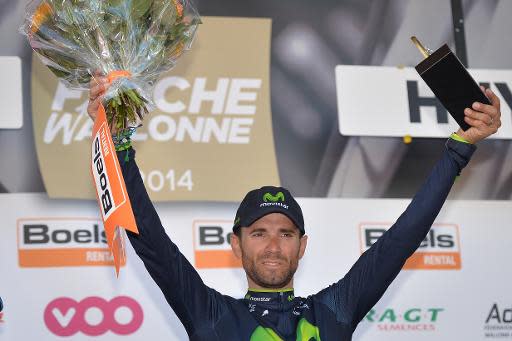 El ciclista español del Movistar Alejandro Valverde celebra en el podio luego de ganar la edición 78 de la vuelta ciclista La Flecha de Valona (Waalse Pijl-Walloon Arrow), 199km entre Bastonia y Huy, el 23 de abril de 2014. (BELGA/AFP | David Stockman)