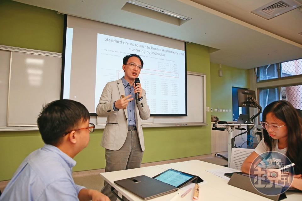 台大財金系教授陳彥行（中）每年固定投入30萬元買海外ETF，壯大退休金。