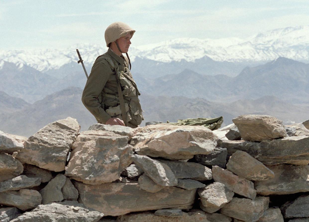 <span class="caption">A Soviet soldier on guard in Afghanistan in 1988.</span> <span class="attribution"><span class="source">(RIA Novosti News Agency)</span>, <a class="link " href="http://creativecommons.org/licenses/by-sa/4.0/" rel="nofollow noopener" target="_blank" data-ylk="slk:CC BY-SA;elm:context_link;itc:0;sec:content-canvas">CC BY-SA</a></span>