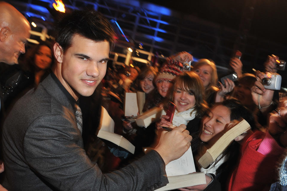 LONDRES, INGLATERRA - 11 DE NOVIEMBRE: El actor Taylor Lautner firma autógrafos en The Twilight Saga: New Moon, evento de fanáticos del Reino Unido en Battersea Evolution el 10 de noviembre de 2009 en Londres, Inglaterra. (Foto de Jon Furniss/WireImage)