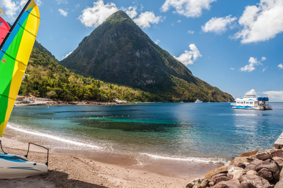 <p>Auch das beliebte Urlaubsziel St. Lucia liegt als Inselstaat in der Karibik. Es gehört noch immer zu Großbritannien, hat aber den Vorteil, einen wesentlich geringeren Steuersatz zu erheben als das Vereinte Königreich. Eine Staatsbürgerschaft ist auch hier zum Preis von knapp 86.000 Euro erwerbbar. </p>