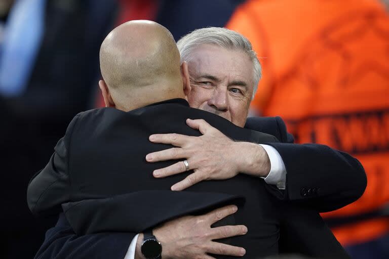 Un abrazo desde el alma, Carlo Ancelotti y Pep Guardiola, en el último Manchester City-Real Madrid en el Etihad Stadium 