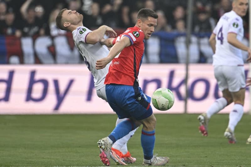 Viktoria Plzen's Lukas Kalvach (R) and Fiorentina's Lucas Beltran battle for the ball during the UEFA Europa Conference League soccer match between Viktoria Plzen and Fiorentina at Doosan Arena. Kamaryt Michal/CTK/dpa