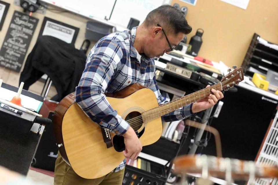 Orosi High School mariachi band director Jonathan Gaspar during the mariachi class on Wednesday, March 15, 2023. María G. Ortiz-Briones/mortizbriones@vidaenelvalle.com