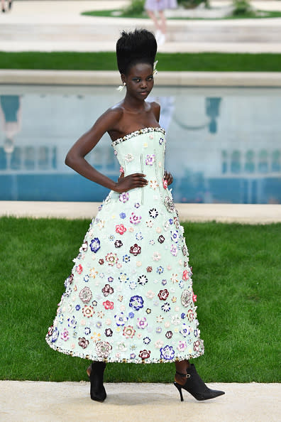 <p>Desde incrustaciones hasta costuras cubrieron las prendas y crearon efectos visuales fascinantes, quitándole protagonismo a lo liso y llano. Este vestido inolvidable de Chanel, lo prueba. Foto: Pascal Le Segretain / Getty Images </p>