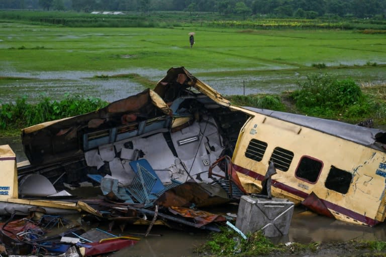 Los restos de uno de los trenes accidentados la víspera en la colisión mortal entre el tren de mercancías y el de pasajeros, el 18 de junio de 2024 en Nirmaljote (estado de Bengala Occidental), al este de India (Dibyangshu Sarkar)