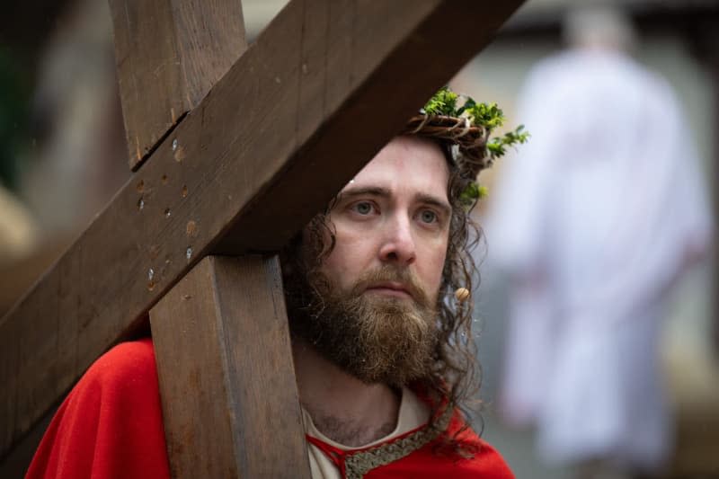 A performer reenacts Jesus' Way of the Cross during the traditional Good Friday procession in Bensheim. Boris Roessler/dpa