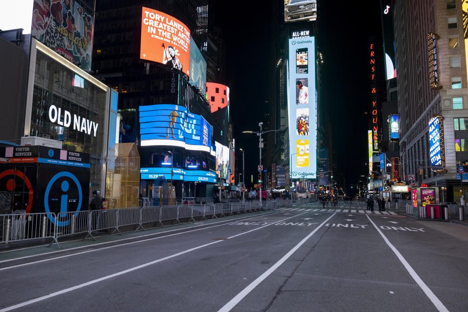 La Séptima Avenida en Times Square luce prácticamente vacía debido a la pandemia el jueves 31 de diciembre de 2020, fecha en la que usualmente está llena de gente para festejar el Año Nuevo, en Nueva York. (AP Foto/Craig Ruttle)