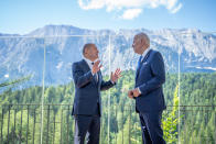 <p>US-Präsident Joe Biden (hier gemeinsam mit Bundeskanzler Olaf Scholz) ist am 26. Juni 2022 in Elmau angekommen. Es ist sein erster Besuch in Deutschland seit seinem Amtsantritt 2021 (Bild: Michael Kappeler/dpa)</p> 