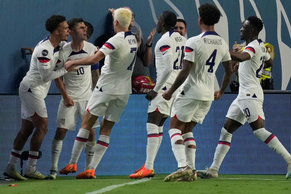 Christian Pulisic (10) celebra con sus compañeros de equipo después de anotar contra México en la victoria de Estados Unidos por 3-0 en la semifinal de la Liga de Naciones CONCACAF.