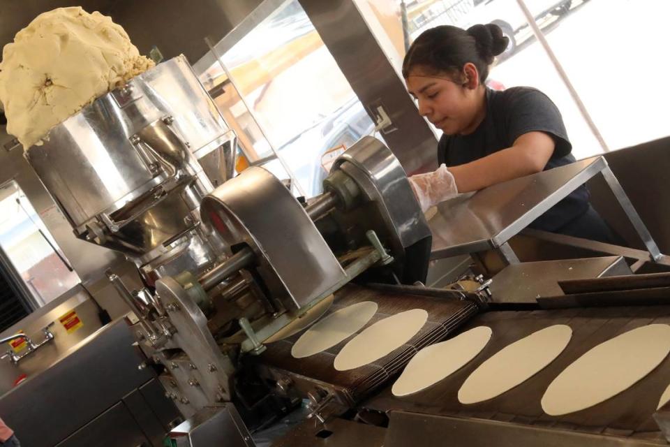 Maribel Reyes una empleada de la Tortillería Ortuño que abrió sus puertas en el 4542 de la Avenida Belmont en Fresno el 10 de septiembre del 2023. María G. Ortiz-Briones /mortizbriones@vidaenelvalle.com