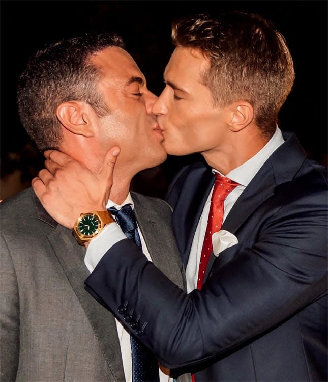 El romántico beso de Antonio Rossi y Hugo Fuertes