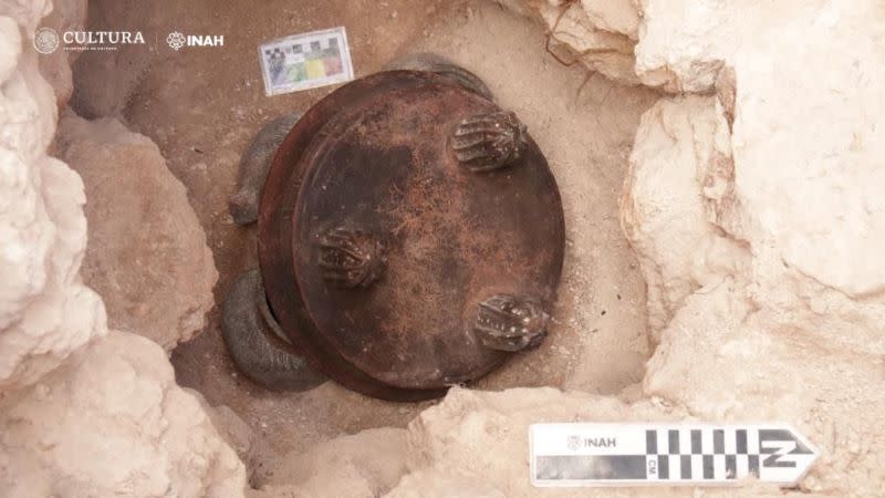 En labores del Promeza descubren milenaria ofrenda cerámica bajo la Estela 18 de Uxmal Foto: Centro INAH Yucatán.
