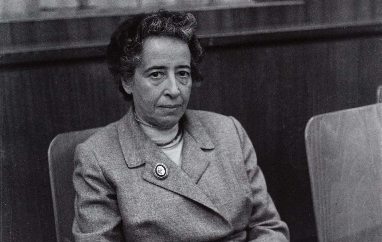 Hannah Arendt fotografiada por Barbara Niggl Radloff en 1958. <a href="https://commons.wikimedia.org/wiki/File:FM-2019-1-5-9-17-Niggl-Radloff-B-Hannah-Arendt.jpg" rel="nofollow noopener" target="_blank" data-ylk="slk:Münchner Stadtmuseum, Sammlung Fotografie;elm:context_link;itc:0;sec:content-canvas" class="link ">Münchner Stadtmuseum, Sammlung Fotografie</a>, <a href="http://creativecommons.org/licenses/by-sa/4.0/" rel="nofollow noopener" target="_blank" data-ylk="slk:CC BY-SA;elm:context_link;itc:0;sec:content-canvas" class="link ">CC BY-SA</a>