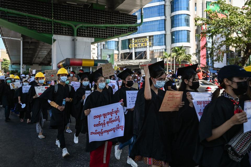 Los distintos colectivos del país están utilizando sus uniformes. Así protestan los estudiantes universitarios. (Foto:Ye Aung Thu / AFP / Getty Images).
