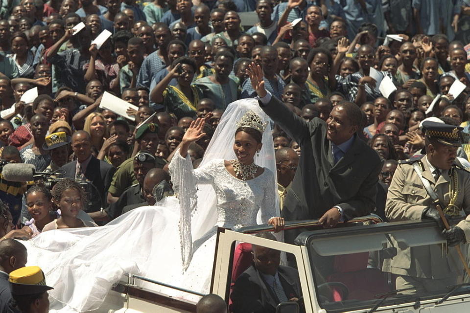 the king and his wife waving