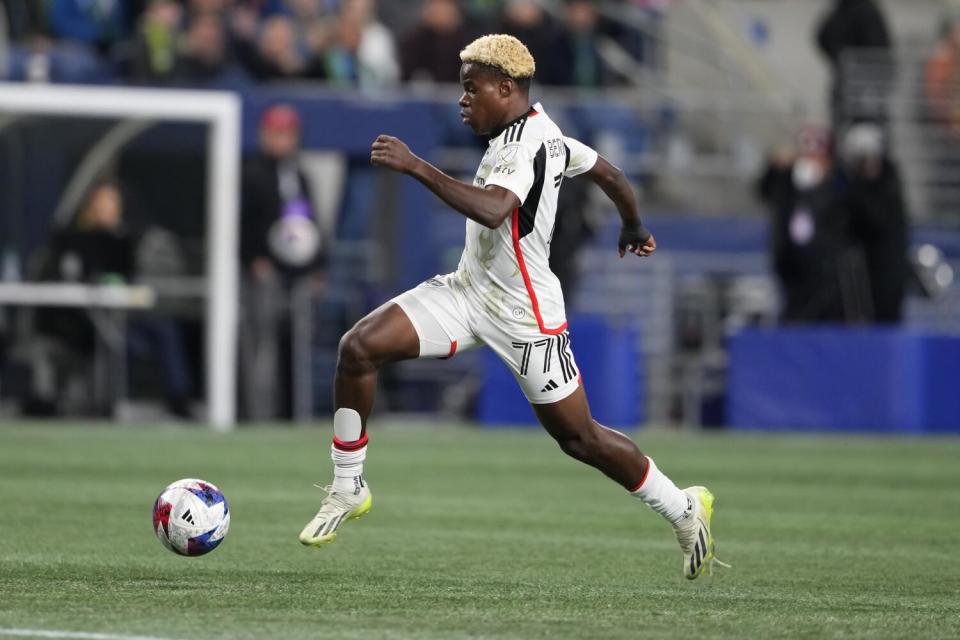 FC Dallas forward Bernard Kamungo moves the ball during a match against the Seattle Sounders in October.