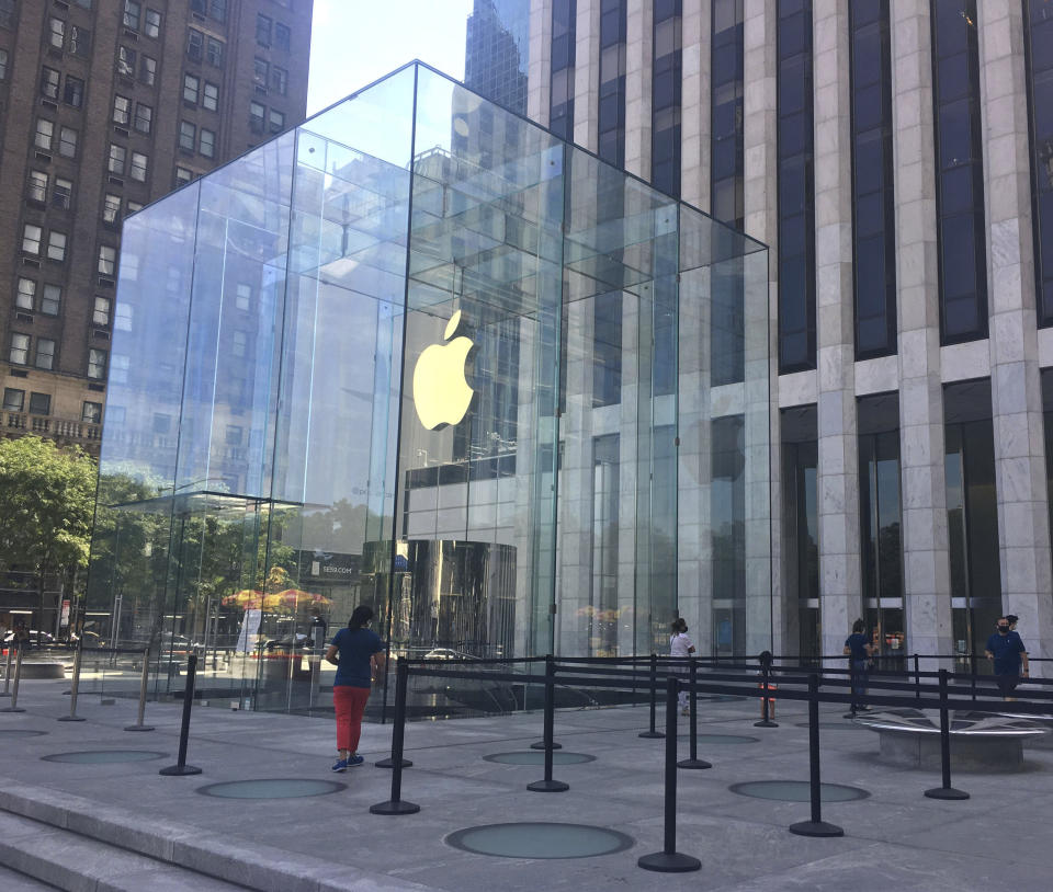 Photo by: zz/STRF/STAR MAX/IPx 2020 7/19/20 Social distancing measures at The Apple Store on Fifth Avenue in Midtown Manhattan on July 19, 2020 as certain restrictions are eased as part of the Phase 3 Reopening in New York City during the worldwide coronavirus pandemic. (NYC)