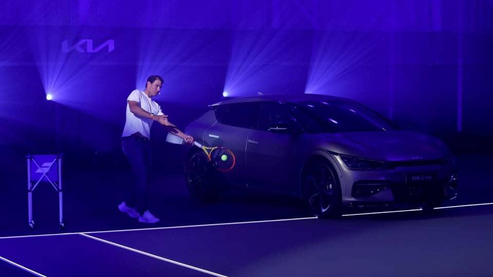 在2021年10月份，Kia直接在西班牙Rafael Nadal Academy中心舉辦EV6 GT-Line交車儀式，將該車贈送給Nadal。(圖片來源/ Rafael Nadal臉書)