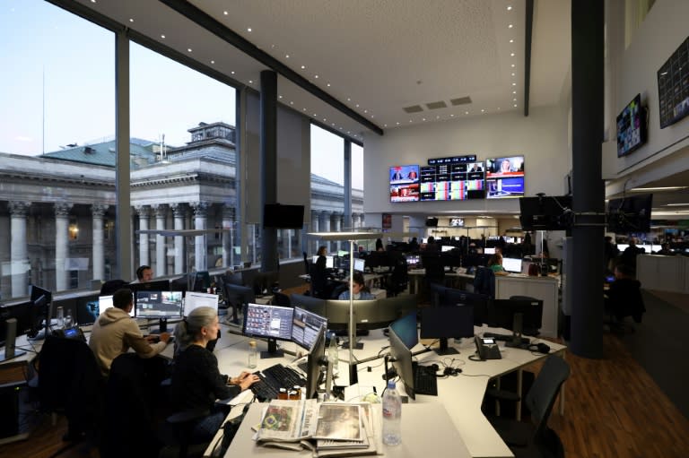 Unos periodistas trabajan en la redacción de la sede central de la Agence France-Presse (AFP), en París, el 9 de noviembre de 2022 (Thomas Samson)