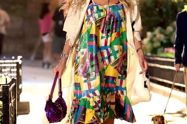 <p>Carrie Bradshaw, interprétée par Sarah Jessica Parker, sur le tournage de «And Just Like That». </p>