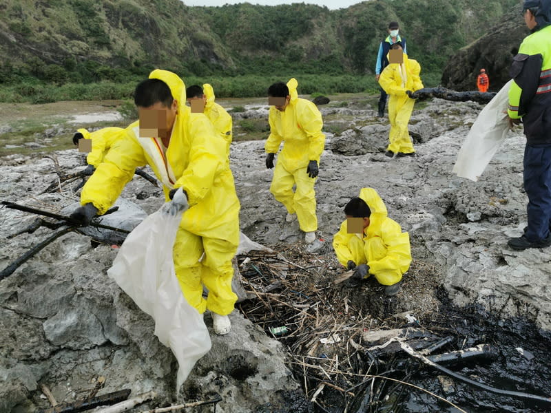 綠島監獄獲海洋保育貢獻楷模獎肯定 台東縣綠島柚子湖2023年間遭重油污染，積極參與海 洋保育相關工作的法務部矯正署綠島監獄動員受刑人 協助清污搶救生態，榮獲第2屆海洋保育貢獻楷模獎 團體獎。圖為受刑人協助清污情形。 （綠島監獄提供） 中央社記者盧太城台東傳真  113年6月15日 