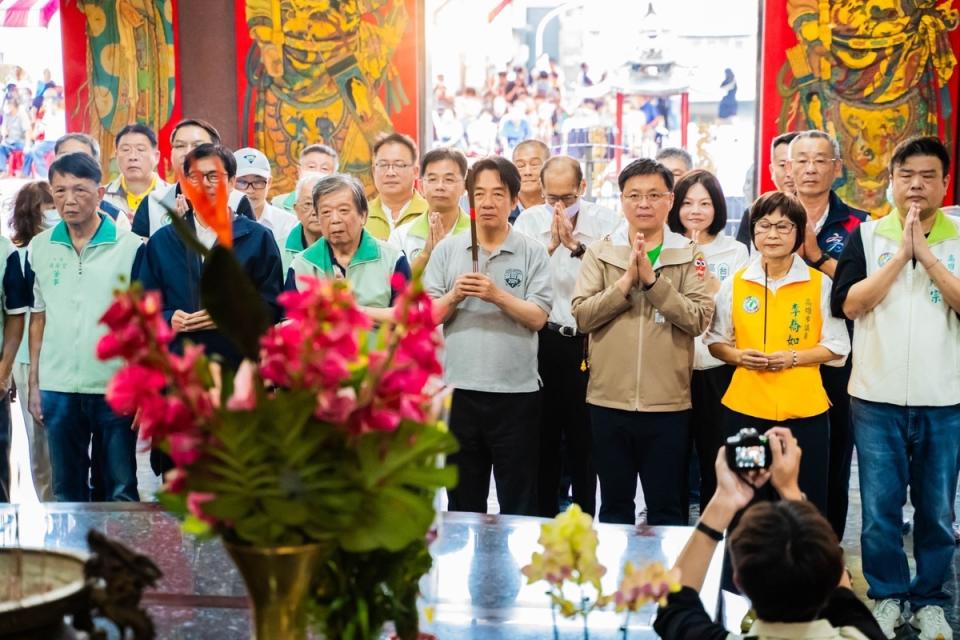 賴清德(中)參拜內惟鎮安宮。   圖：趙天麟服務處提供