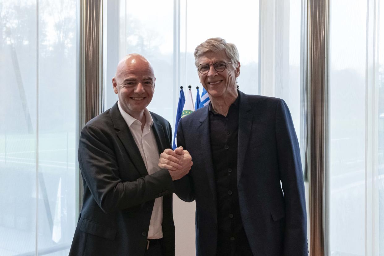 Arsene Wenger (r) with FIFA president Gianni Infantino