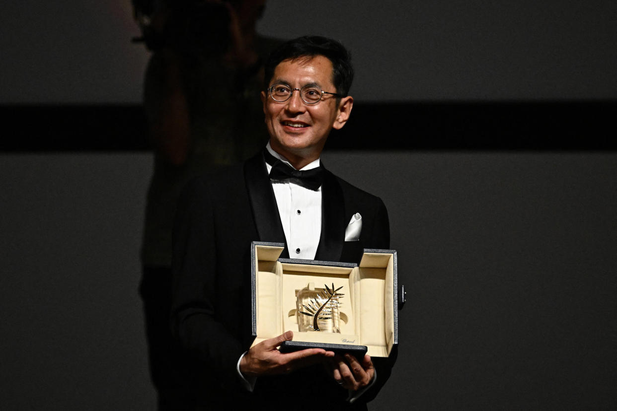 Goro Miyazaki, fils d’Hayao Miyzazaki, récupère la Palme d’honneur pour le studio Ghibli le 20 mai 2024 à Cannes.