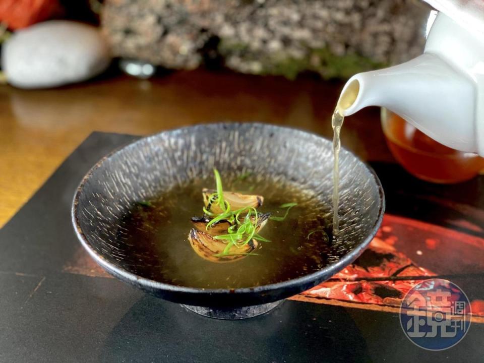 「洋蔥湯」以澄清洋蔥雞湯為底，搭配煙燻日本小洋蔥及蝦夷蔥。