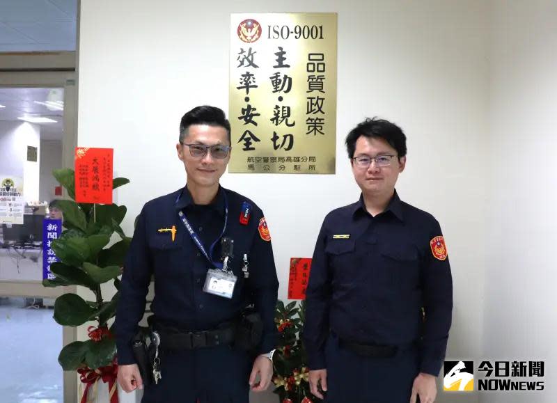 ▲航空警察局高雄分局分局長殷盤銘表示，員警執行各項勤務時，除依相關作業規定外，並應秉持「同理心」為民服務（圖右航警局馬公分駐所長王晟瀚，左為員警韓世昌）。（圖／記者張茂雄攝，2024.02.26）