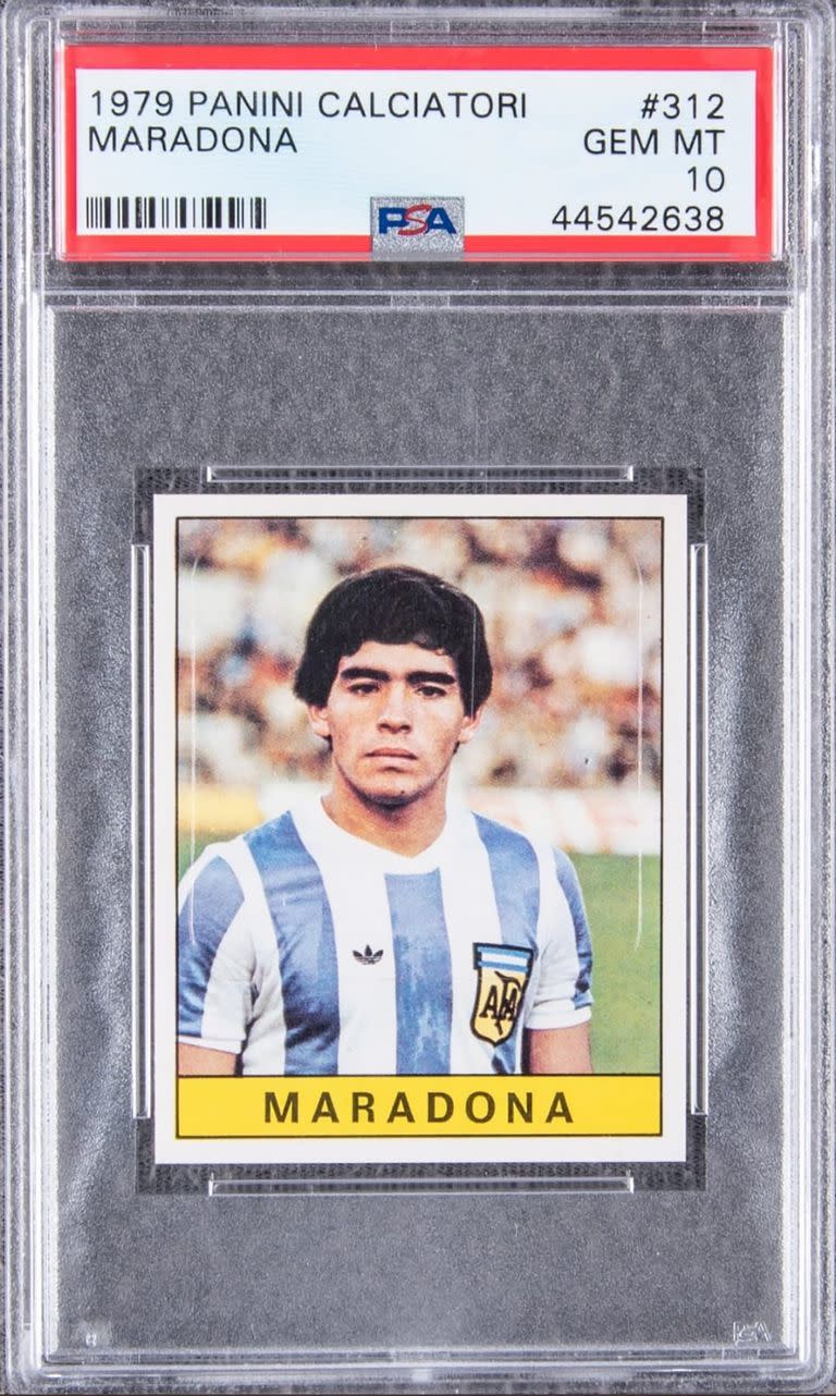 Más de medio millón de dólares se pagó por esta figurita de Diego Maradona en el nacimiento de su relación con el seleccionado argentino; la venta ocurrió este año, con el ex número 10 ya fallecido.