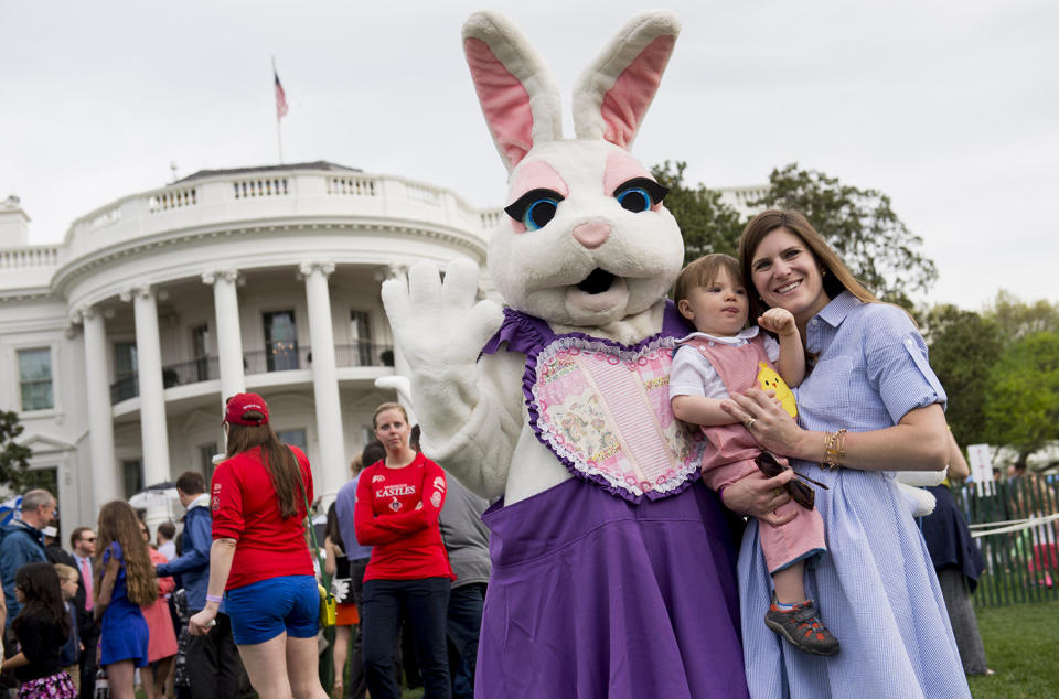 <p>Los más pequeños también recibieron la visita de varios conejitos de Pascua, Elmo de “Ssame Street”, Peppa Pig y Dr. Seuss, entre otros personajes infantiles, que se pasearon por el césped de la residencia presidencial y los entretuvieron. (Photo: Saul Loeb/AFP/Getty Images) </p>