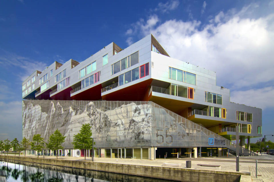 <b>Mountain Dwellings (Copenhague, Dinamarca)</b><br>La arquitectura del edificio es un híbrido de estacionamiento y complejo residencial, emplazado junto a un elegante paquete. Una imagen de las montañas del Himalaya (reforzando la estructura piramidal del edificio) decora los lados norte y oeste del estacionamiento. Flickr/<a href="http://www.flickr.com/photos/wojtekgurak/" rel="nofollow noopener" target="_blank" data-ylk="slk:Wojtek Gurak;elm:context_link;itc:0;sec:content-canvas" class="link ">Wojtek Gurak</a>/Creative.Commons